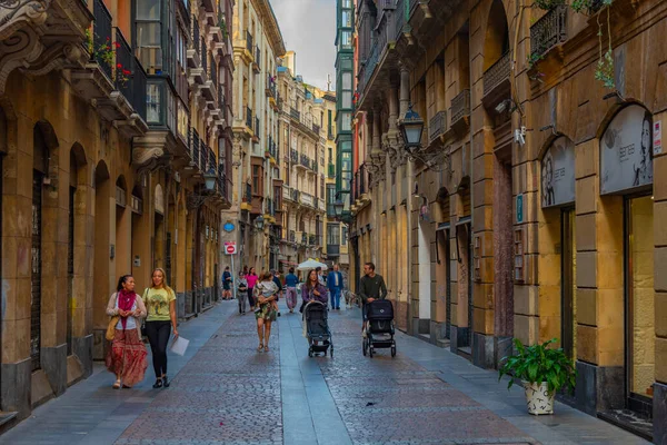 Bilbao Hiszpania Czerwca 2022 Ludzie Spacerują Wąską Uliczką Starego Miasta — Zdjęcie stockowe