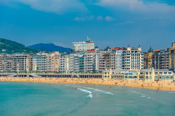 San Sebastian, İspanya, 2 Haziran 2022: San Sebastian, İspanya 'daki La Concha plajının arkasındaki oteller.