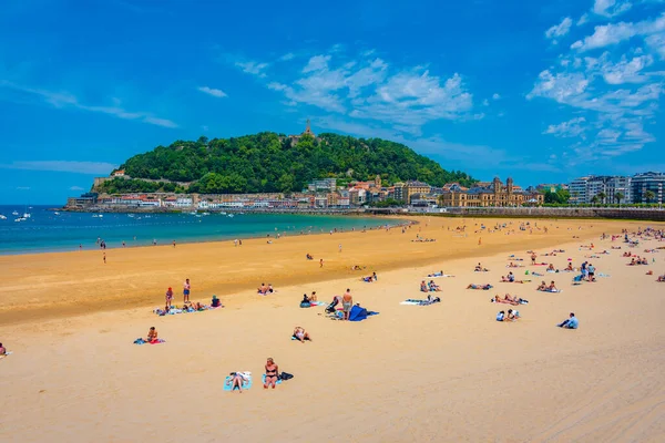 San Sebastian, İspanya, 2 Haziran 2022: İnsanlar İspanya 'nın San Sebastian kentindeki La Concha plajında güneşli bir günün tadını çıkarıyorlar..