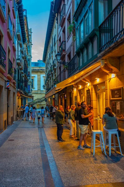 San Sebastian Espanha Junho 2022 Vista Noturna Uma Rua Estreita — Fotografia de Stock
