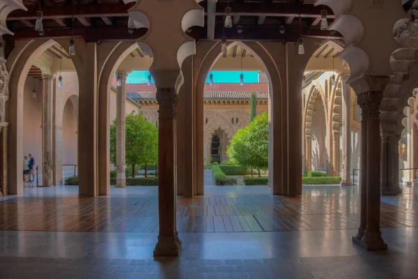 2022年5月30日 西班牙萨拉戈萨 西班牙萨拉戈萨Aljaferia宫入口大厅中美丽的伊斯兰柱子 — 图库照片