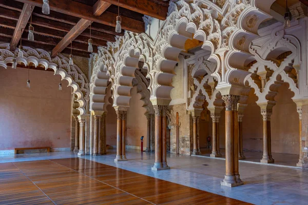 2022年5月30日 西班牙萨拉戈萨 西班牙萨拉戈萨Aljaferia宫入口大厅中美丽的伊斯兰柱子 — 图库照片