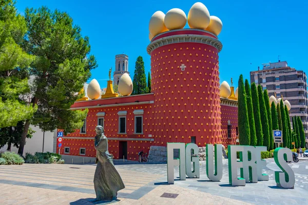 Rakamlar, İspanya, 28 Mayıs 2022: İspanya 'nın Figueres kentindeki Dali Tiyatro Müzesinde Torre Galatea.