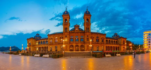 2022年6月1日スペイン セバスティアン旧市街の市庁舎の夜景 — ストック写真