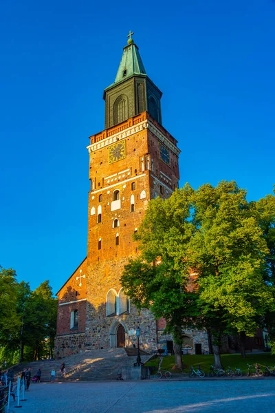 Turku, Finlandiya, 19 Temmuz 2022: Turku, Finlandiya 'daki katedralin günbatımı.