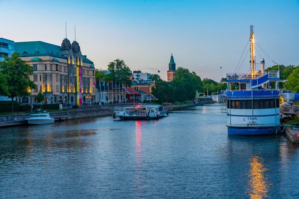 Turku, Finlandiya, 19 Temmuz 2022: Turku Belediyesi, Finlandiya 'nın Turku kentinde Aura nehrinin yanında.