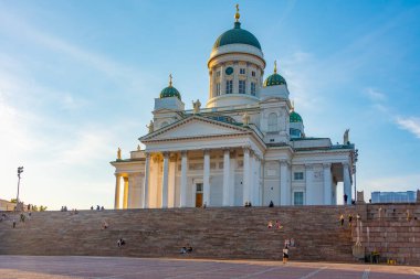 Helsinki, Finlandiya, 20 Temmuz 2022: İnsanlar Finlandiya 'daki Helsinki katedralinin önündeki merdivenlerde oturuyorlar..
