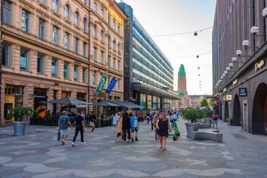 Helsinki, Finlandiya, 20 Temmuz 2022: Finiş başkenti Helsinki 'ye uzanan işlek cadde...