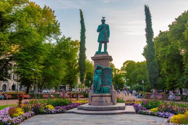 Helsinki, Finlandiya, 20 Temmuz 2022: Finlandiya ulusal şairi JL Runeberg 'in Helsinki, Finlandiya' daki Esplanadi Park Bulvarı 'ndaki heykeli..