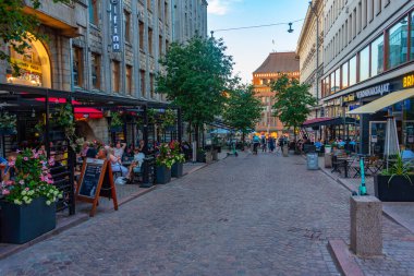 Helsinki, Finlandiya, 20 Temmuz 2022: Finiş başkenti Helsinki 'ye uzanan işlek cadde...