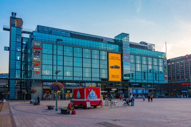 Helsinki, Finlandiya, 20 Temmuz 2022: Kamppi alışveriş merkezi finiş başkenti Helsinki 'nin merkezinde...
