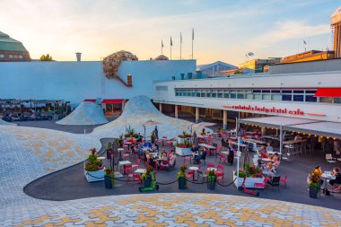 Helsinki, Finlandiya, 20 Temmuz 2022: Helsinki, Finlandiya 'da Lasipalatsi Meydanı' nın günbatımı.