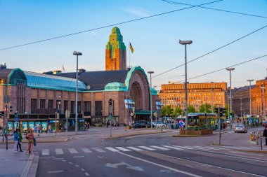Helsinki, Finlandiya, 20 Temmuz 2022: Helsinki ana tren istasyonunun önündeki trafik..
