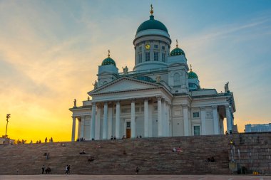 Helsinki, Finlandiya, 20 Temmuz 2022: Helsinki katedralinin günbatımı, Finlandiya..