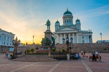 Helsinki, Finlandiya, 20 Temmuz 2022: Finlandiya 'nın Helsinki kentindeki Senatoda II. Alexander Heykeli .