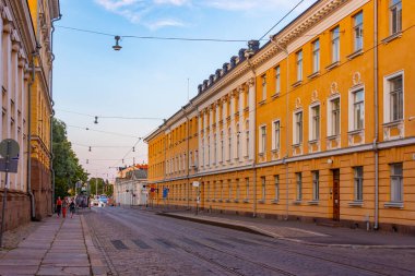 Helsinki, Finlandiya, 20 Temmuz 2022: Finiş başkenti Helsinki 'ye uzanan işlek cadde...