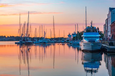 Helsinki, Finlandiya, 21 Temmuz 2022: Helsinki, Finlandiya 'da bir marinanın gün doğumu görünümü..