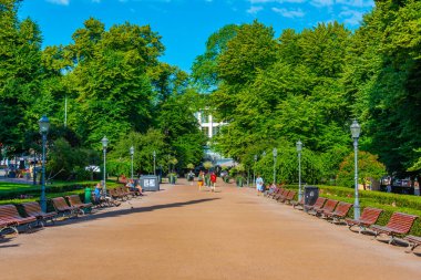 Helsinki, Finlandiya, 21 Temmuz 2022: Finlandiya 'nın orta kesimindeki Esplanadin puisto - Esplanade Parkı' nda insanlar geziniyor..