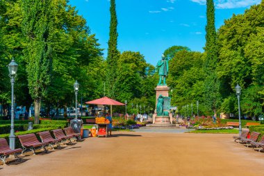 Helsinki, Finlandiya, 21 Temmuz 2022: Finlandiya ulusal şairi JL Runeberg 'in Helsinki, Finlandiya' daki Esplanadi Park Bulvarı 'ndaki heykeli..