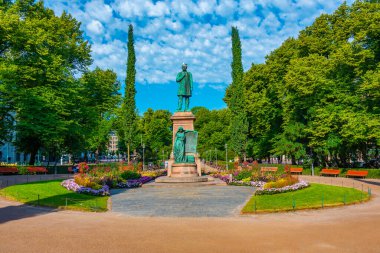 Helsinki, Finlandiya, 21 Temmuz 2022: Finlandiya ulusal şairi JL Runeberg 'in Helsinki, Finlandiya' daki Esplanadi Park Bulvarı 'ndaki heykeli..