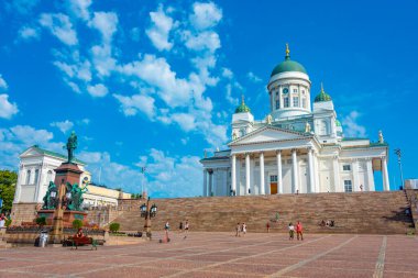 Helsinki, Finlandiya, 21 Temmuz 2022: Senaatintori 'de II. Alexander' ın Katedrali ve heykeli - Helsinki, Finlandiya 'da Senato Meydanı .