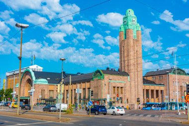 Helsinki, Finlandiya, 21 Temmuz 2022: Helsinki ana tren istasyonunun önündeki trafik..