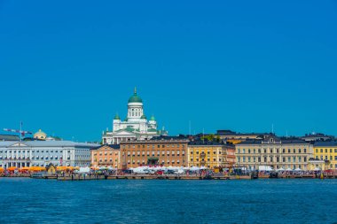 Helsinki, Finlandiya, 21 Temmuz 2022: Arka planda Helsinki katedrali bulunan Helsinki limanının görüntüsü, Finlandiya..