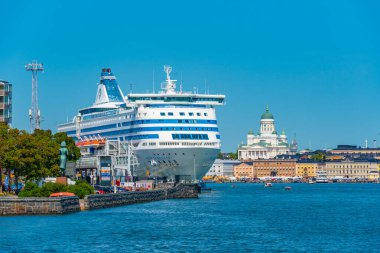 Helsinki, Finlandiya, 21 Temmuz 2022: Finlandiya 'nın Helsinki limanında demirleyen bir yolcu gemisinin görüntüsü..