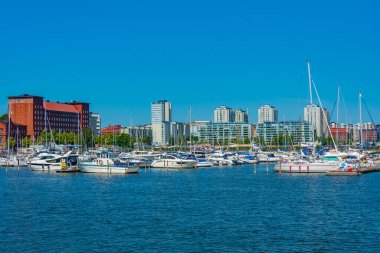 Helsinki, Finlandiya, 21 Temmuz 2022: Helsinki, Finlandiya 'da Kruununhaka bölgesinde bir marina manzarası..