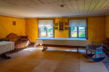 Helsinki, Finlandiya, 21 Temmuz 2022: Finlandiya 'nın Helsinki kentindeki Seurasaari Açık Hava Müzesi' nde ahşap binaların içi.