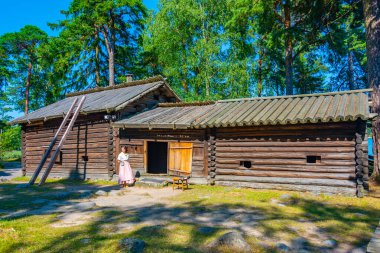 Helsinki, Finlandiya, 21 Temmuz 2022: Helsinki, Finlandiya 'daki Seurasaari Açık Hava Müzesi' nde ahşap binalar.