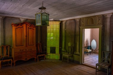 Helsinki, Finlandiya, 21 Temmuz 2022: Finlandiya 'nın Helsinki kentindeki Seurasaari Açık Hava Müzesi' nde ahşap binaların içi.