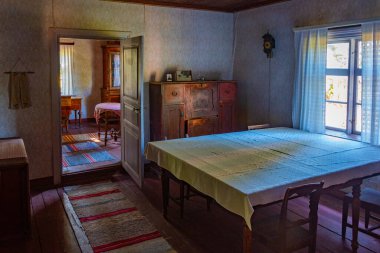 Helsinki, Finlandiya, 21 Temmuz 2022: Finlandiya 'nın Helsinki kentindeki Seurasaari Açık Hava Müzesi' nde ahşap binaların içi.