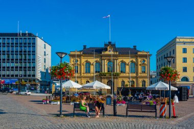 Hameenlinna, Finlandiya, 21 Temmuz 2022: Fin kenti Hameenlinna 'daki Kauppatori Meydanı.