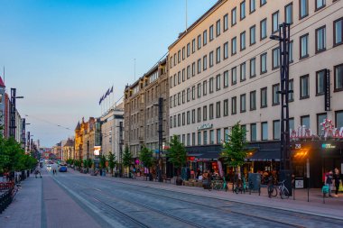Tampere, Finlandiya, 21 Temmuz 2022: Tampere, Finlandiya 'da Hameenkatu Caddesi' nin gün batımı manzarası.