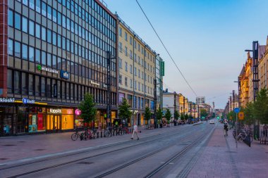 Tampere, Finlandiya, 21 Temmuz 2022: Tampere, Finlandiya 'da Hameenkatu Caddesi' nin gün batımı manzarası.