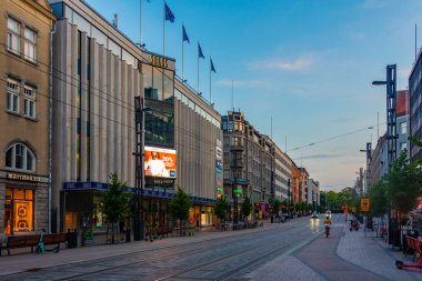 Tampere, Finlandiya, 21 Temmuz 2022: Tampere, Finlandiya 'da Hameenkatu Caddesi' nin gün batımı manzarası.