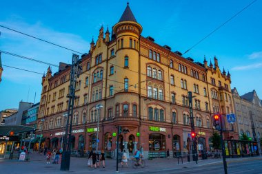 Tampere, Finlandiya, 21 Temmuz 2022: Tampere, Finlandiya 'da Hameenkatu Caddesi' nin gün batımı manzarası.