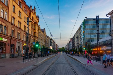 Tampere, Finlandiya, 21 Temmuz 2022: Tampere, Finlandiya 'da Hameenkatu Caddesi' nin gün batımı manzarası.