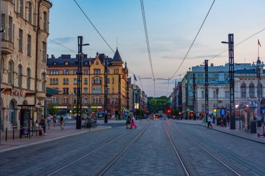 Tampere, Finlandiya, 21 Temmuz 2022: Tampere, Finlandiya 'da Hameenkatu Caddesi' nin gün batımı manzarası.