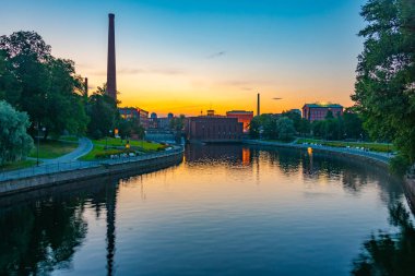 Tampere, Finlandiya, 21 Temmuz 2022: Tampere, Finlandiya 'daki Tammerkoski kanalının rıhtımı.