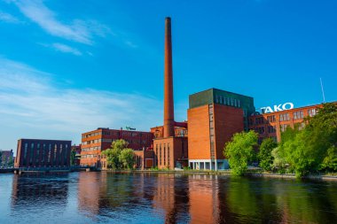 Tampere, Finlandiya, 22 Temmuz 2022: Tampere, Finlandiya 'da Tammerkoski kanalı yanında tuğla binalar.