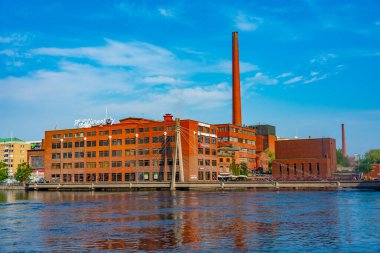 Tampere, Finlandiya, 22 Temmuz 2022: Tampere, Finlandiya 'da Tammerkoski kanalı yanında tuğla binalar.