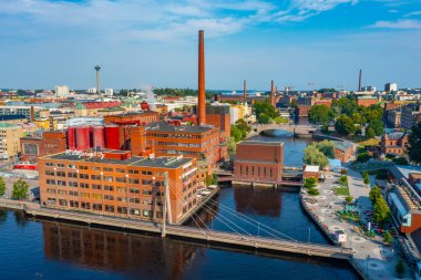 Tampere, Finlandiya, 22 Temmuz 2022: Tampere, Finlandiya 'da Tammerkoski kanalı yanında tuğla binalar.