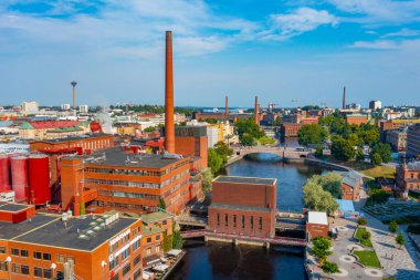 Tampere, Finlandiya, 22 Temmuz 2022: Tampere, Finlandiya 'da Tammerkoski kanalı yanında tuğla binalar.