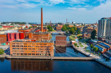 Tampere, Finlandiya, 22 Temmuz 2022: Tampere, Finlandiya 'da Tammerkoski kanalı yanında tuğla binalar.