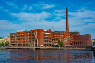 Tampere, Finlandiya, 22 Temmuz 2022: Tampere, Finlandiya 'da Tammerkoski kanalı yanında tuğla binalar.