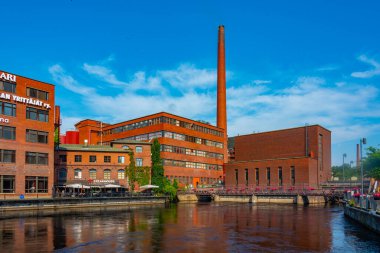 Tampere, Finlandiya, 22 Temmuz 2022: Tampere, Finlandiya 'da Tammerkoski kanalı yanında tuğla binalar.