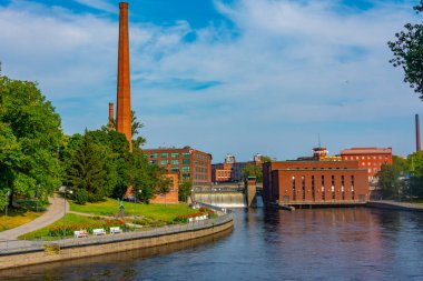 Tampere, Finlandiya, 22 Temmuz 2022: Tampere, Finlandiya 'da Tammerkoski kanalı yanında tuğla binalar.