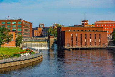 Tampere, Finlandiya, 22 Temmuz 2022: Tampere, Finlandiya 'da Tammerkoski kanalı yanında tuğla binalar.